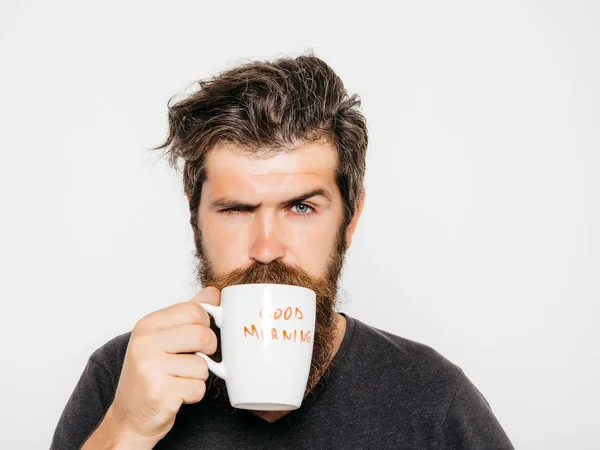 Barbudo hombre serio con taza de café o té —  Fotos de Stock