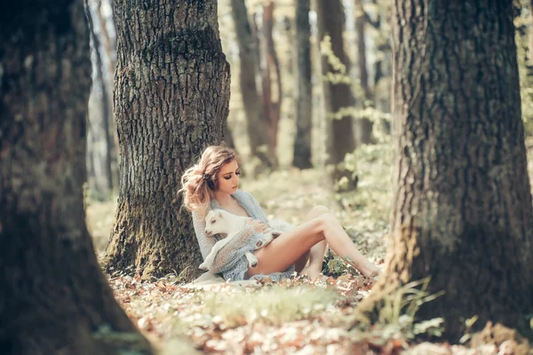 Mladá žena s kozím v lese — Stock fotografie