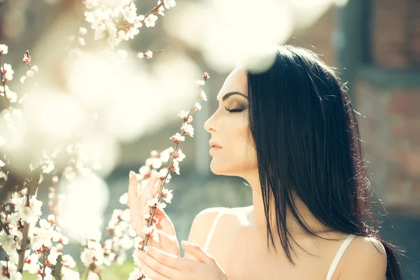 Femme avec fleur de printemps — Photo