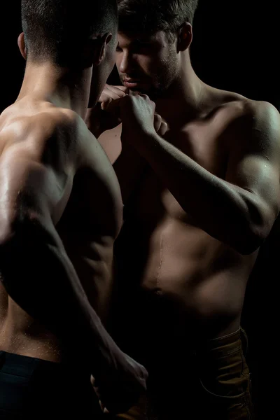 Jovens homens musculosos boxe — Fotografia de Stock