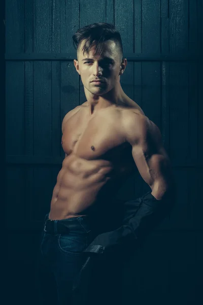 Mann im Hemd mit muskulösem Oberkörper — Stockfoto