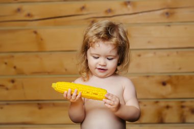 sarı mısır yeme komik küçük çocuk çocuk