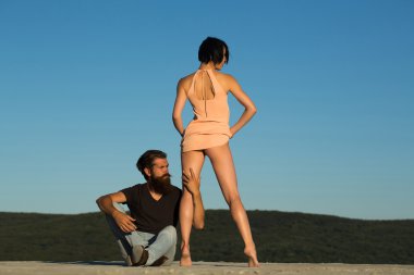 Mavi gökyüzünde genç bir çift