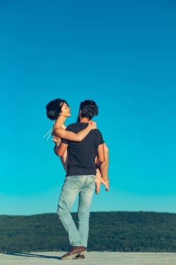 Mavi gökyüzünde genç bir çift