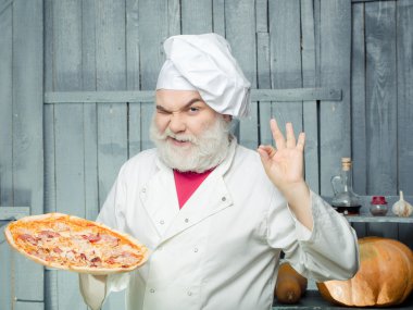 Pizza ile sakallı aşçı