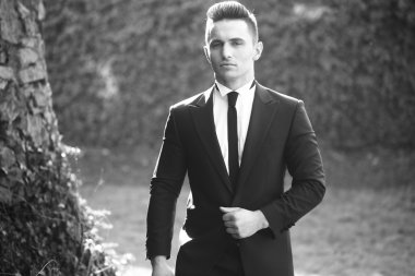 Manzara üzerinde zarif adam 