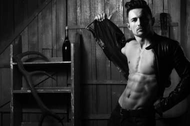 Kaslı adam gitar ile