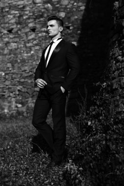 Yakışıklı adam pozlar açık