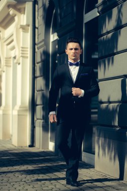 Takım elbiseli genç adam. 
