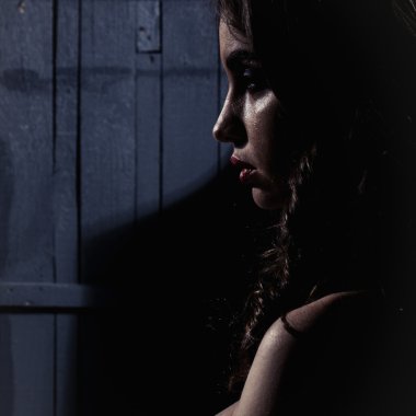 ağlayan genç kadın