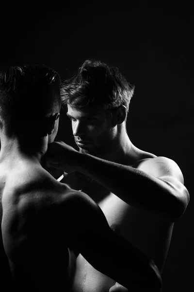 Jovens homens musculosos boxe — Fotografia de Stock