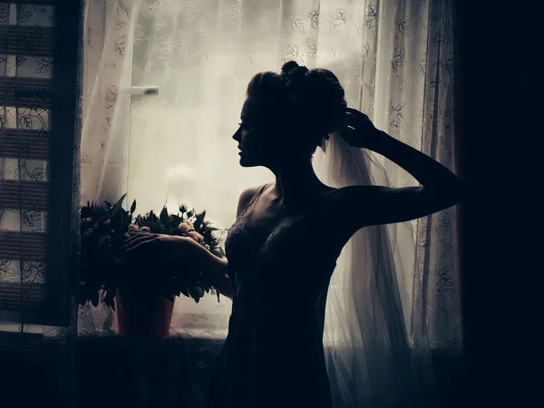 Jolie jeune mariée avec bouquet de fleurs — Photo