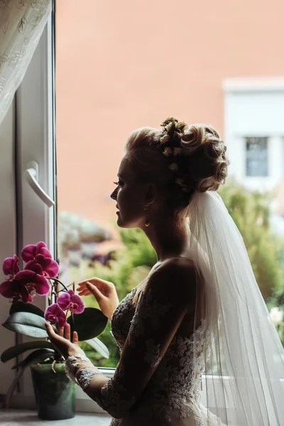 Pretty bride girl with flower bouquet — Stock Photo, Image