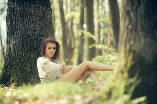 Jeune femme avec chèvre en forêt — Photo