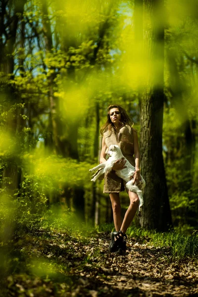 年轻的女孩，在森林里的山羊 — 图库照片