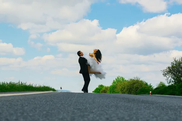 Matrimonio felice coppia ballare su strada — Foto Stock