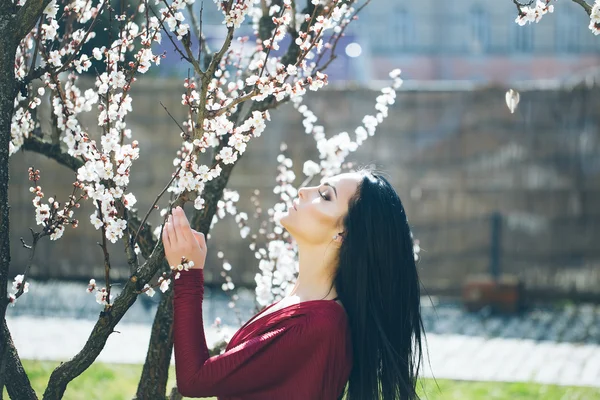 Mujer con flor de primavera — Foto de Stock