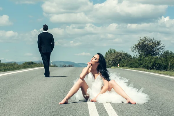 Casamento casal feliz na estrada — Fotografia de Stock