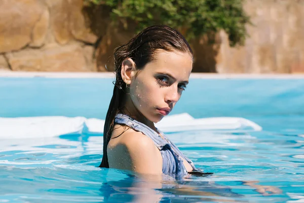 Donna sexy in piscina — Foto Stock