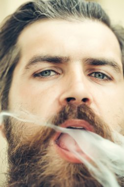 Genç adam hipster sigara içen