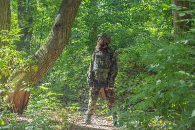 Sakallı silah ormandaki askerle