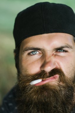 Sigara içen genç adam.