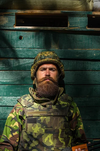 Retrato de soldado en camuflaje — Foto de Stock