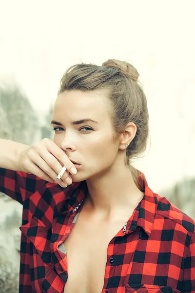 Młoda Ładna dziewczyna palenia papierosów — Zdjęcie stockowe