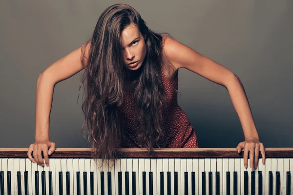 Bella ragazza sul pianoforte retrò — Foto Stock