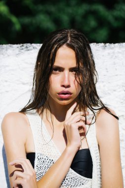 ciddi bir yüz olan kadın