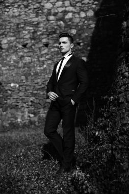 Yakışıklı adam pozlar açık