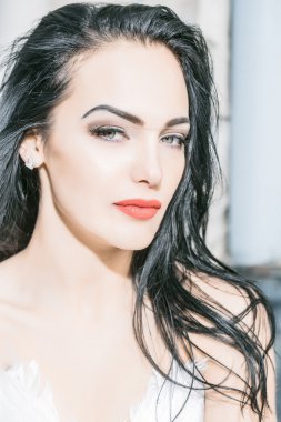 Güzel esmer kadın.