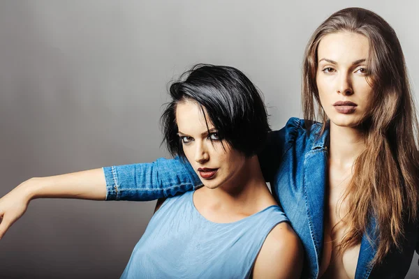 Dos chicas jóvenes sexy con el pelo oscuro — Foto de Stock