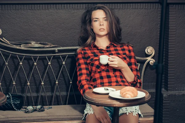 Chica bonita en la cafetería vintage — Foto de Stock