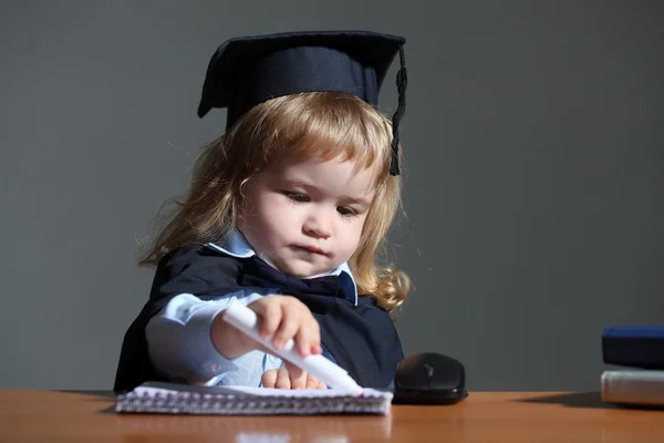 Petit garçon au bureau de l'école — Photo