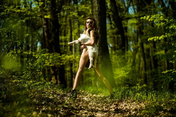 Mladá dívka s kozím v lese — Stock fotografie