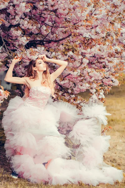 Glamour fille en fleur rose — Photo