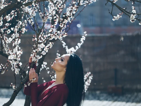 Chica sensual con flores en flor — Foto de Stock