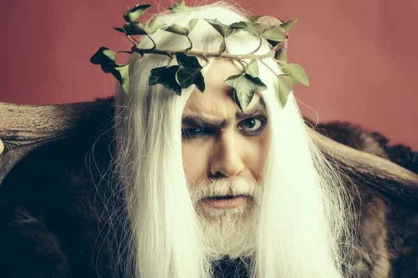 Boynuzları olan Zeus adam