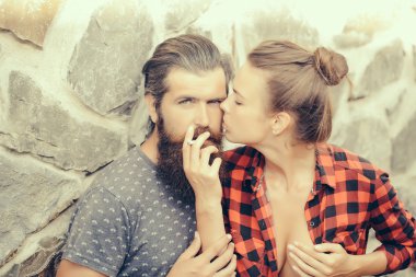 Taşlı duvar arka plan üzerinde çift yasaktır