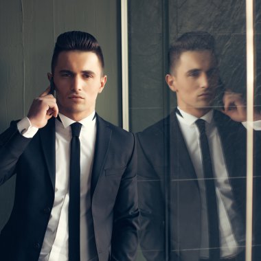 Adam görüşmeler üstünde hareket eden telefon