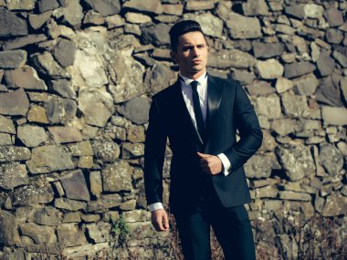 Duvar arka plan üzerinde yakışıklı adam 