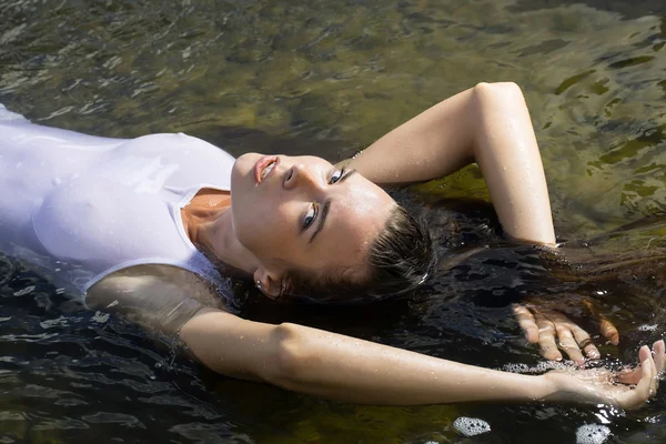 Vrouw in water — Stockfoto