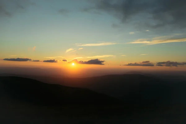 Coucher ou lever de soleil en montagne — Photo