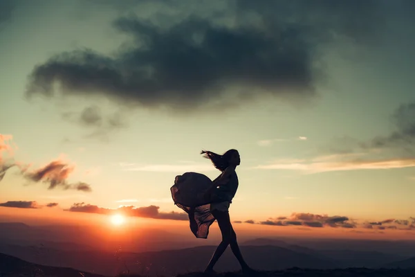 Mujer al atardecer o al amanecer en las montañas — Foto de Stock