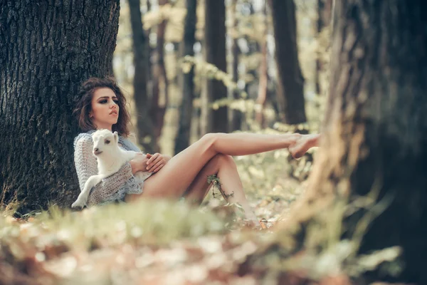 Jeune femme avec chèvre en forêt — Photo