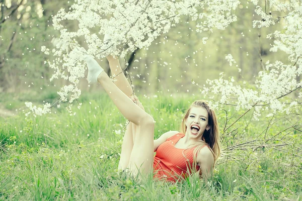 Menina bonita em flor — Fotografia de Stock