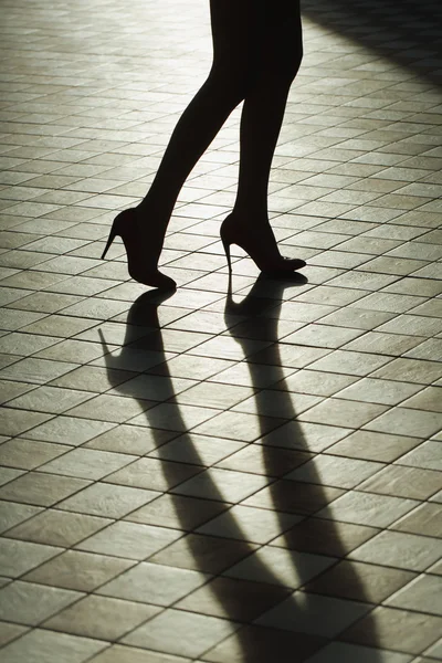 Jambes féminines dans des chaussures à la mode — Photo