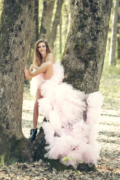 Glamour nő közelében fa — Stock Fotó