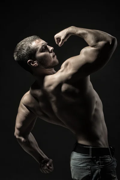 Muskulöser junger Bodybuilder — Stockfoto